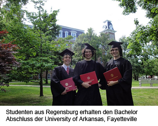 Regensburger Studenten erhalten den Bachelor Abschluss an der Universität Regensburg